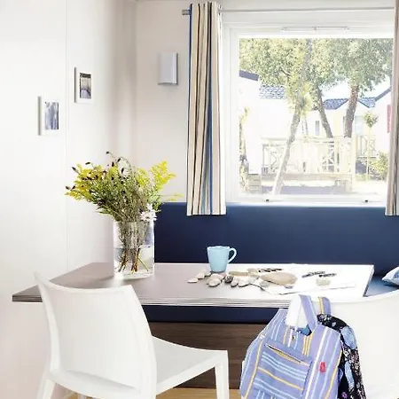 Les Champs Blancs 5* אגדה