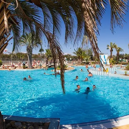 Les Champs Blancs مكان تخييم آجد