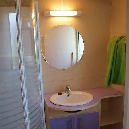 Les Champs Blancs אתר קמפינג 5*