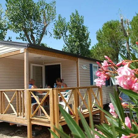 Les Champs Blancs مكان تخييم 5*