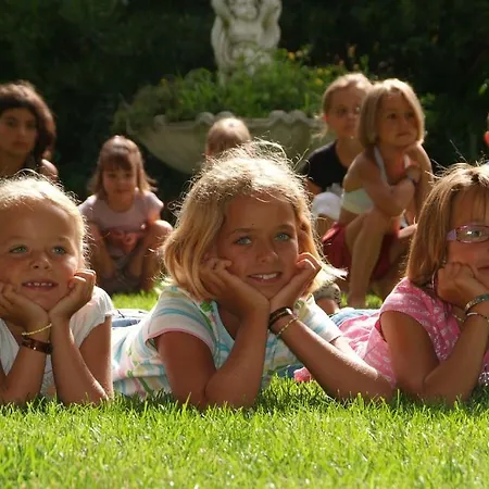 Les Champs Blancs مكان تخييم آجد