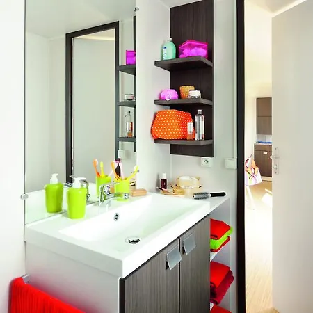 אתר קמפינג Les Champs Blancs 5*