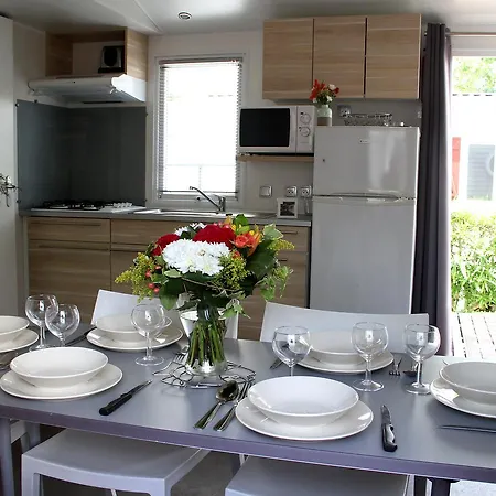 مكان تخييم Les Champs Blancs 5*