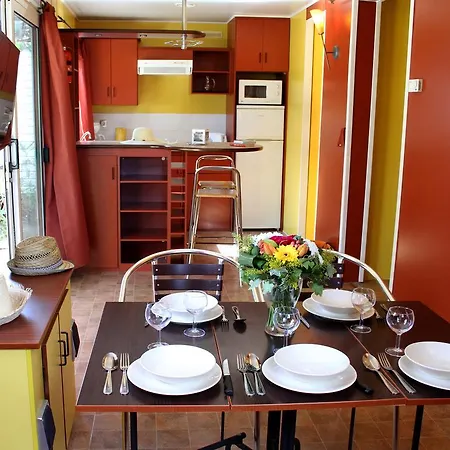 Les Champs Blancs Кемпінг