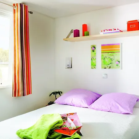 Les Champs Blancs مكان تخييم