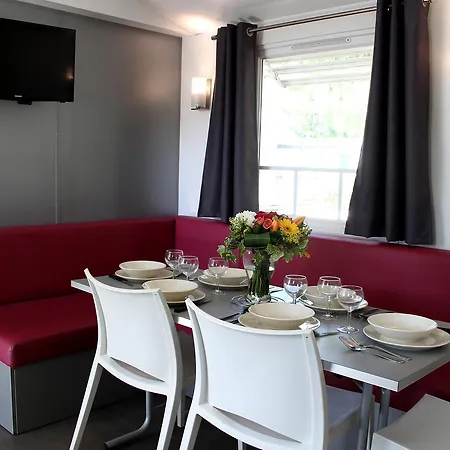 Les Champs Blancs Кемпінг Агд