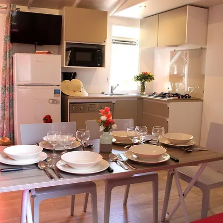 אתר קמפינג Les Champs Blancs