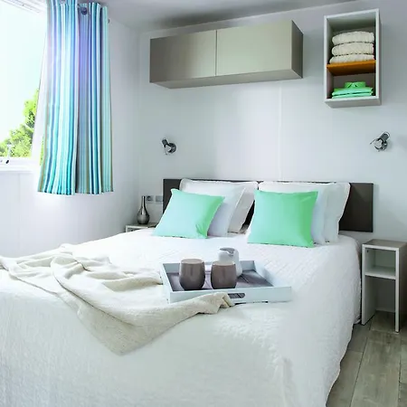 Les Champs Blancs 5* אגדה