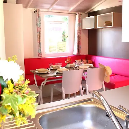 Les Champs Blancs مكان تخييم آجد