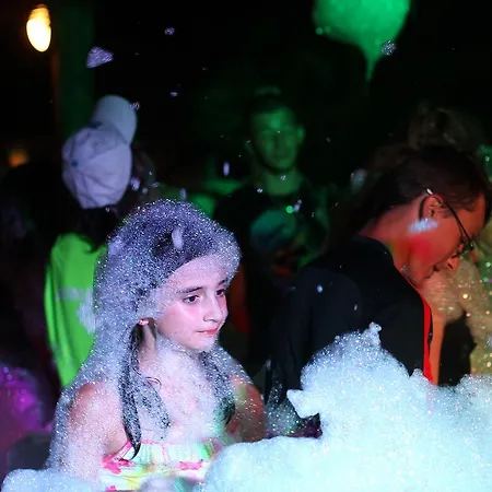 Les Champs Blancs مكان تخييم