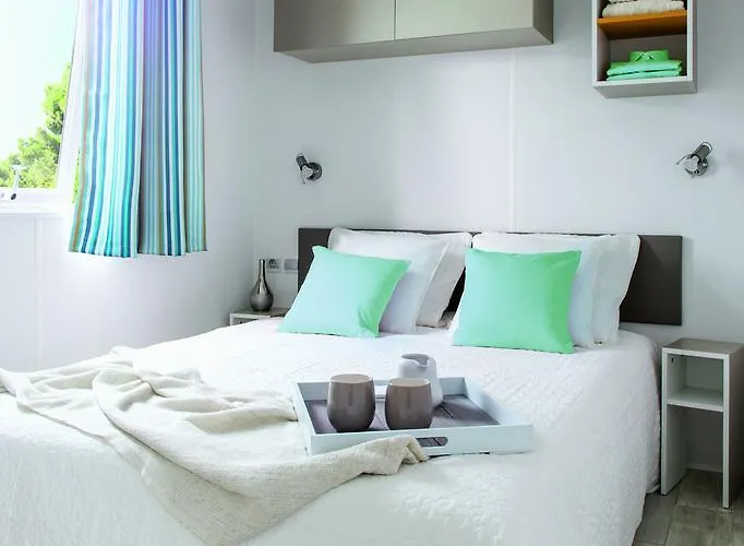 Les Champs Blancs 5* アグド